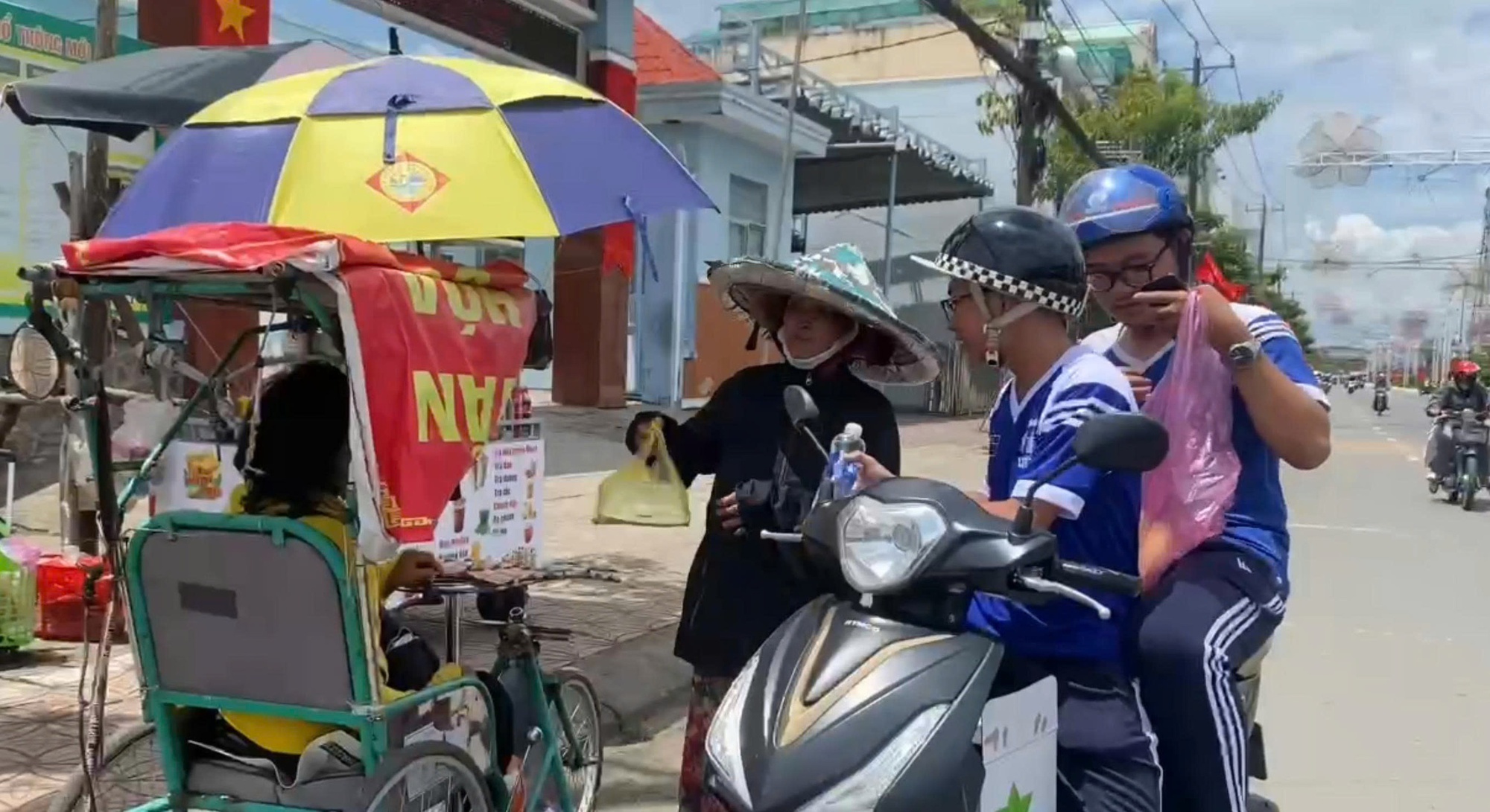 Video 16 giây gây bất ngờ về cách tiêu tiền của học sinh- Ảnh 3.