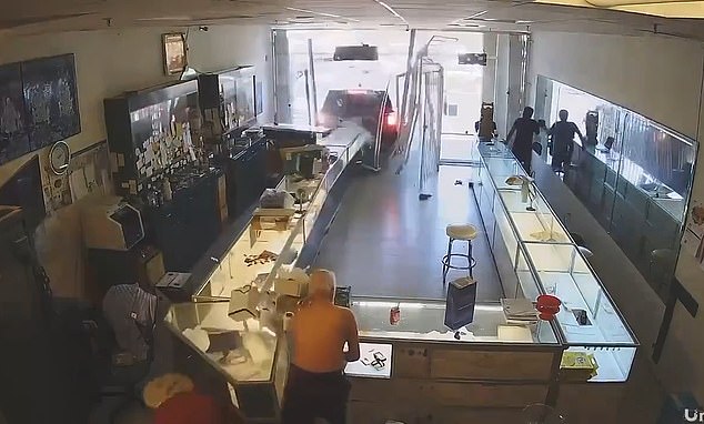 Tiệm vàng của người Việt tại California (Mỹ) bị băng đảng tông xe cướp trắng giữa ban ngày, camera ghi lại cảnh tượng không tưởng- Ảnh 1.