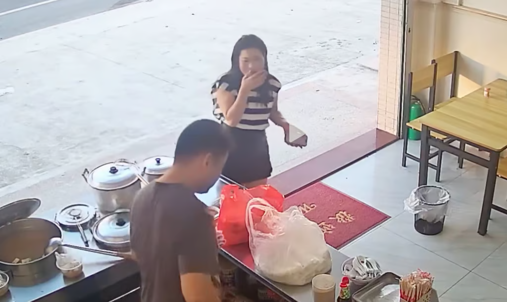Truyện cổ tích thời hiện đại: Gặp lại mối tình đầu sau 16 năm ở quán mì, cặp đôi đính hôn sau chưa đầy một tuần- Ảnh 1.