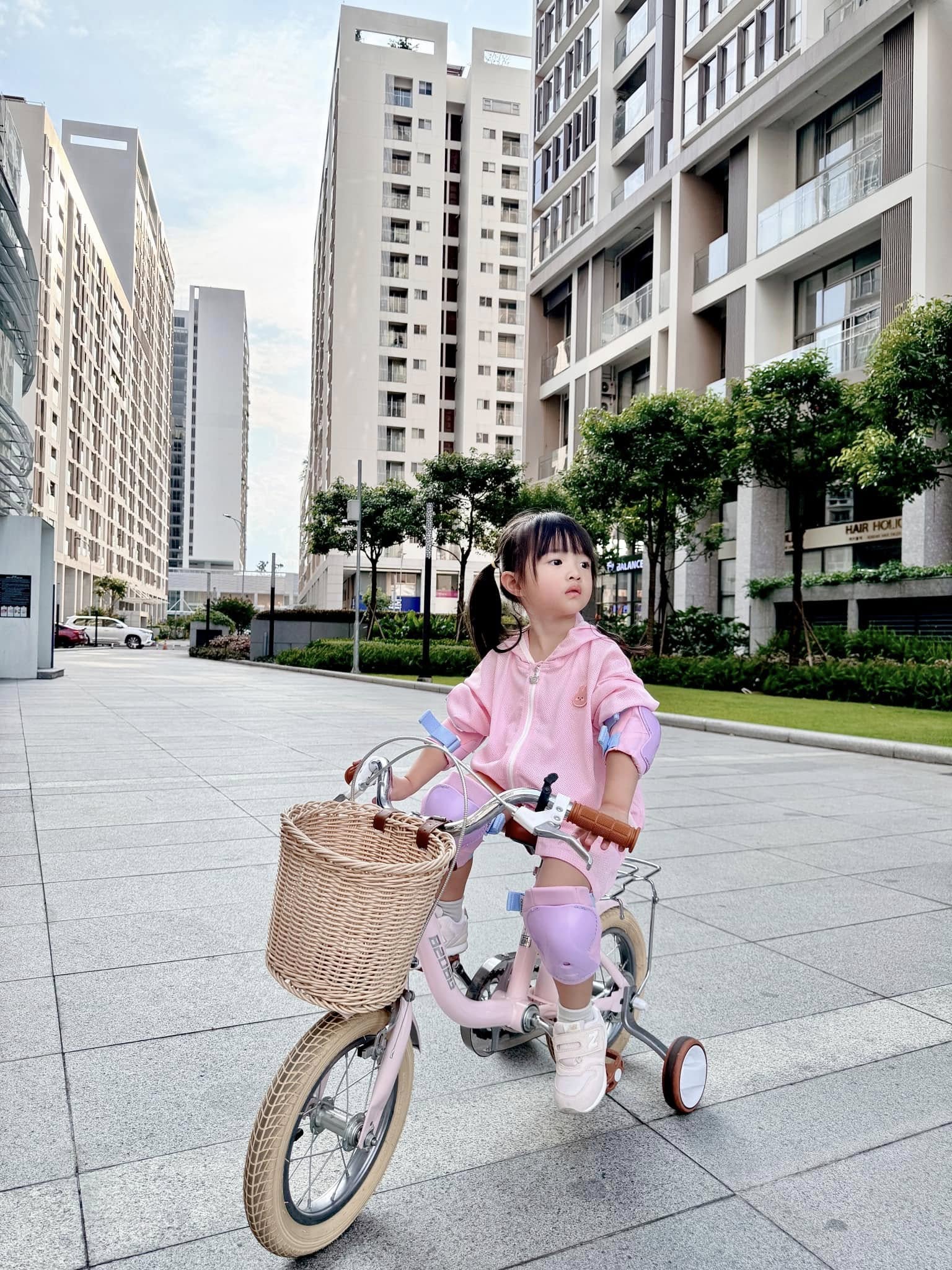 "Trưởng công chúa" Winnie - ái nữ thừa kế tập đoàn: Xinh xắn, học giỏi, hát hay, chơi thể thao đỉnh... thì ra tiểu thuyết không lừa chúng ta- Ảnh 2.