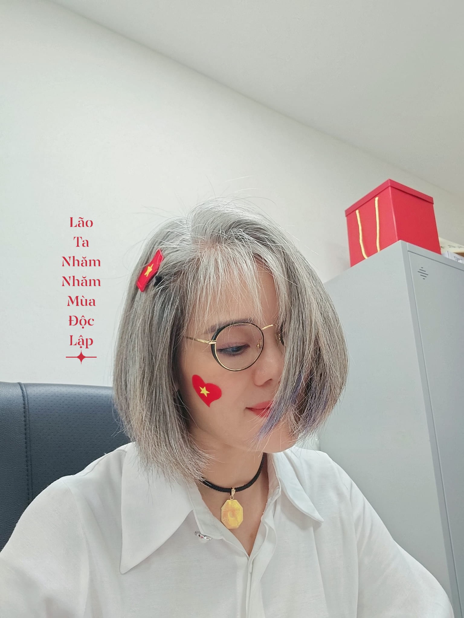 Tóc bạc vẫn đẹp và không hề già: Hành trình 2 năm dưỡng tóc tự nhiên mềm mượt của phụ nữ tuổi 50+- Ảnh 1.