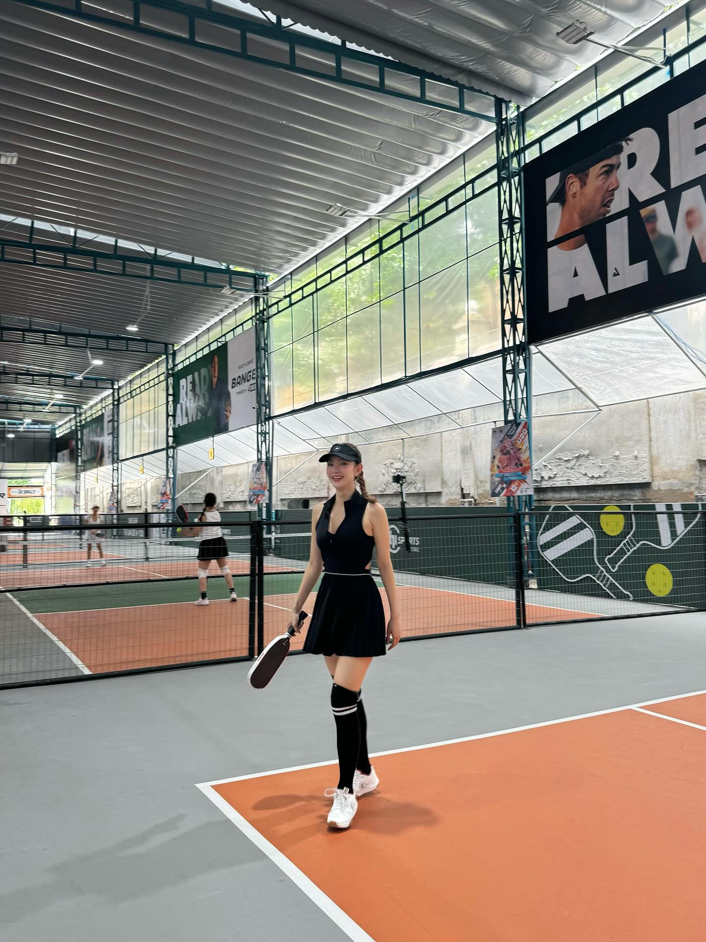 Minh Hằng mê pickleball, chồng đại gia mở 12 sân cho vợ chơi thoả thích, còn lặng lẽ đi sau nhặt bóng gây sốt!- Ảnh 4.