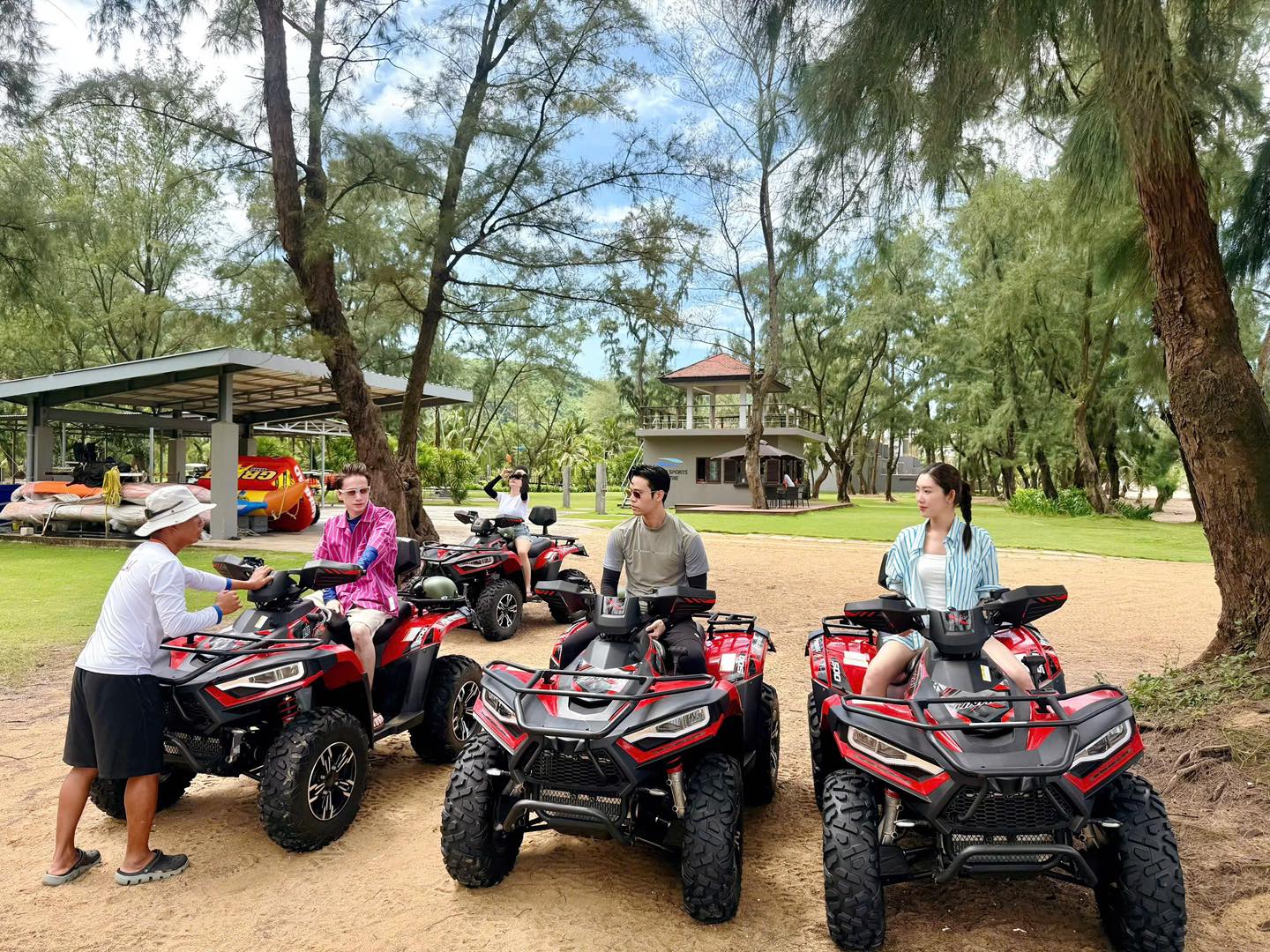 Hội bạn thân đồng loạt an ủi Thúy Ngân vì chia tay với 