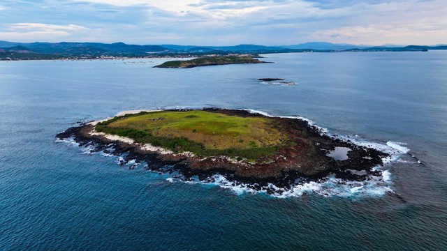 Ph&aacute;t hiện h&ograve;n đảo hoang sơ giữa biển miền Trung: Kh&ocirc;ng c&oacute; nh&agrave; d&acirc;n, cảnh thay đổi theo m&ugrave;a- Ảnh 1.