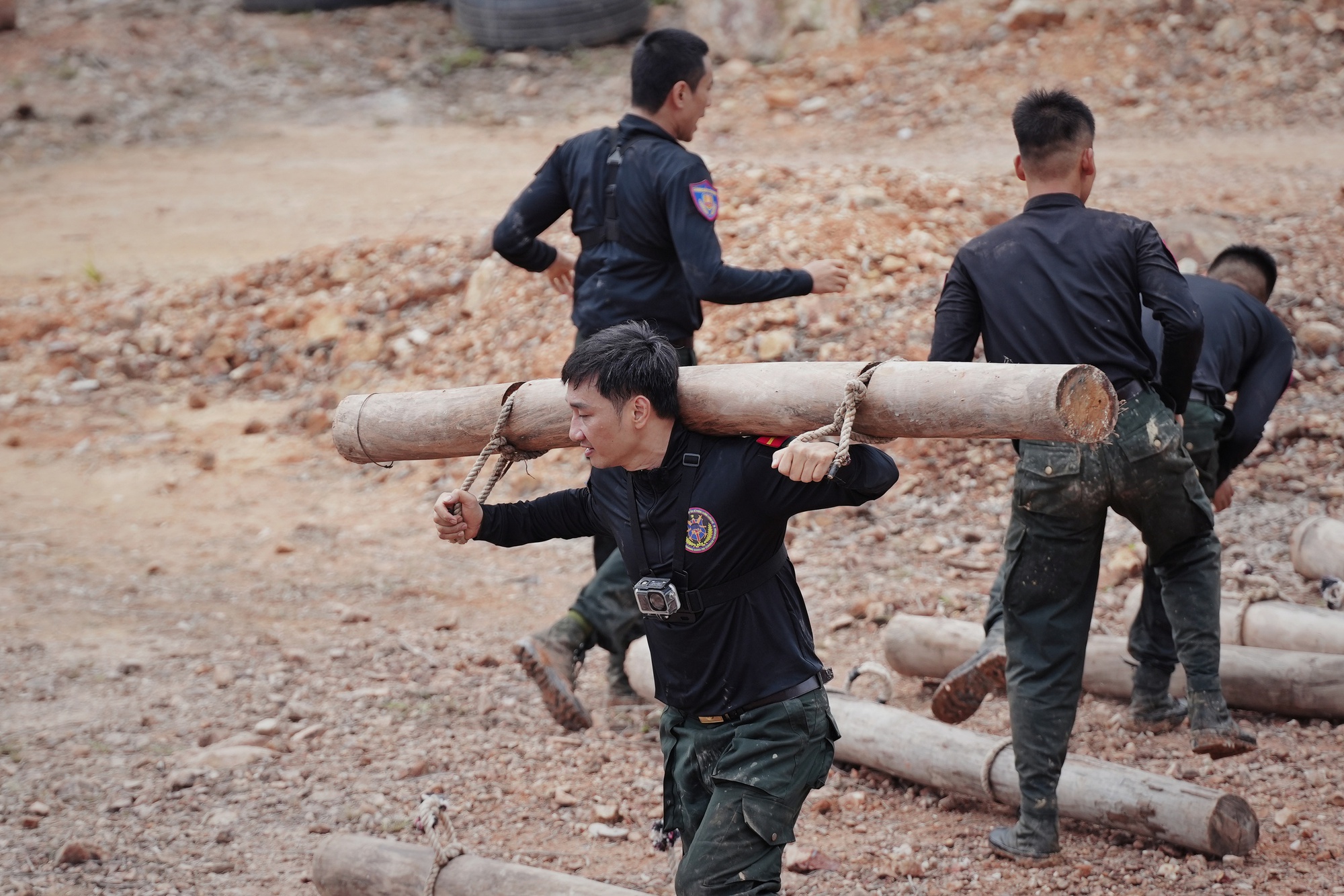 Tập 7 Chiến sĩ quả cảm: Liên Bỉnh Phát rời chương trình vì chấn thương nặng, Binz sốc khi chứng kiến 1 cảnh tượng!- Ảnh 10.
