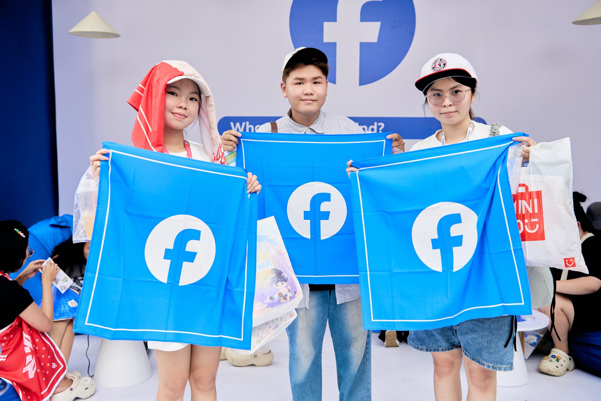 Hàng nghìn khán giả đội mưa chụp ảnh cùng Bùi Công Nam trong concert 