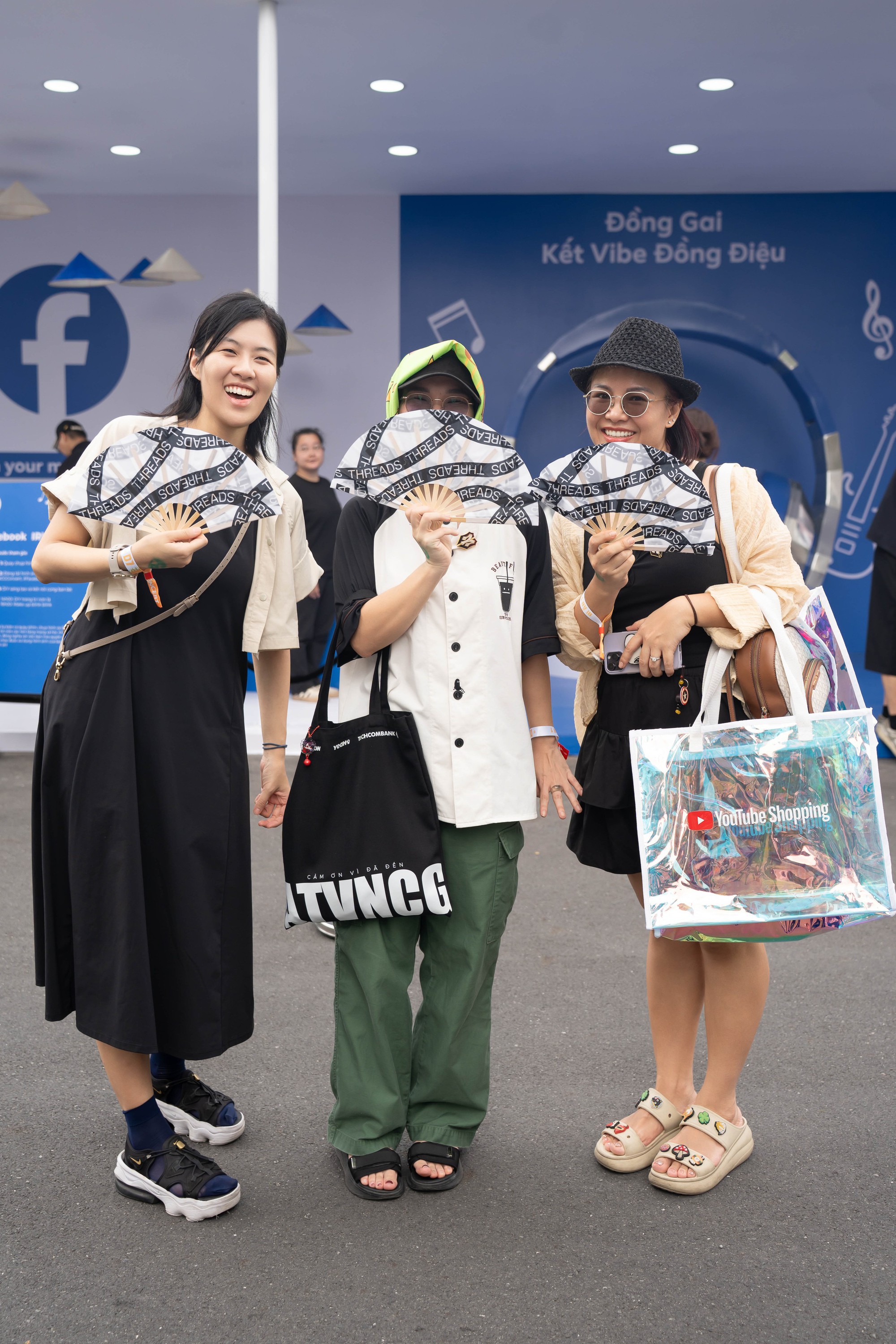 Hàng nghìn khán giả đội mưa chụp ảnh cùng Bùi Công Nam trong concert 