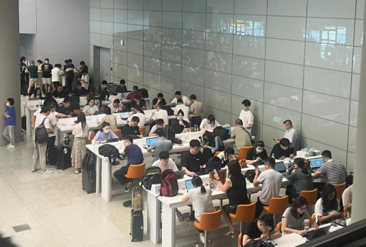 Bí mật sau bức ảnh sân bay Thượng Hải đang lan truyền: Lý do khiến người trẻ "lao đầu" vào các thành phố hạng nhất- Ảnh 2.