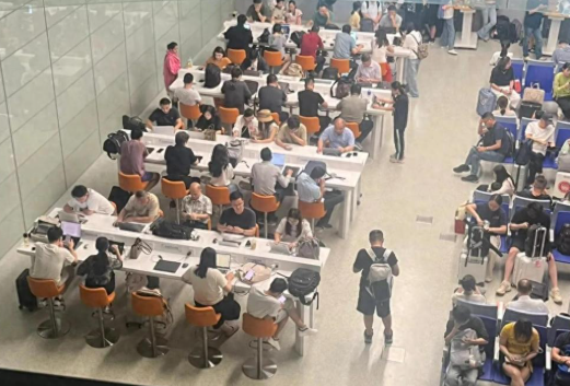 Bí mật sau bức ảnh sân bay Thượng Hải đang lan truyền: Lý do khiến người trẻ "lao đầu" vào các thành phố hạng nhất- Ảnh 1.