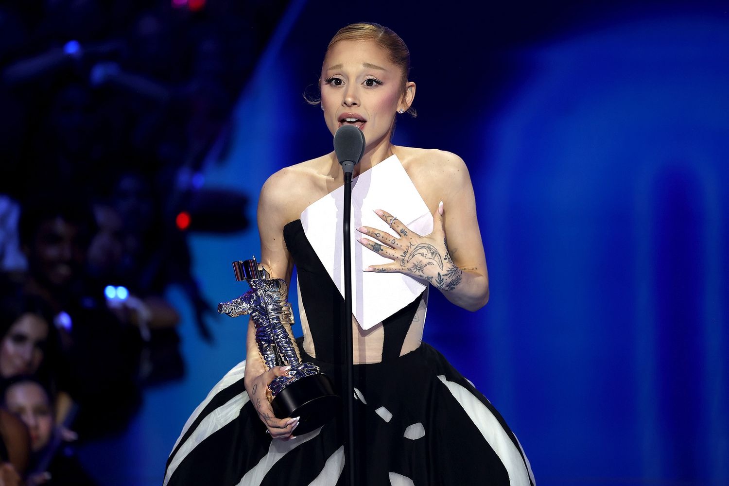 Sao nữ quốc tế hủy show tại Việt Nam liên tục bị chê 