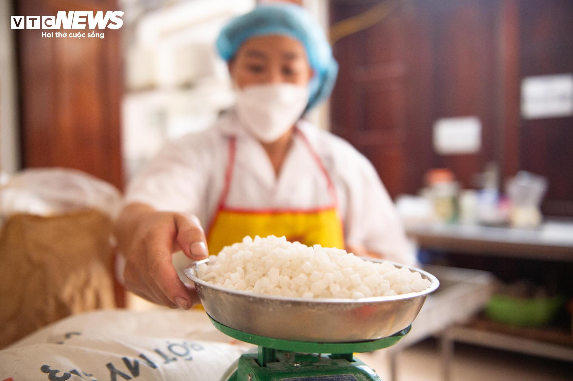 Cận cảnh sản xuất bánh trung thu truyền thống hút khách ngay đầu mùa- Ảnh 2.