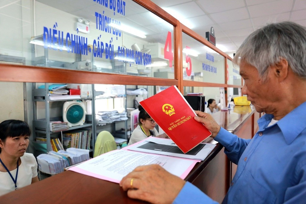 Vì sao Hà Nội yêu cầu photo sổ đỏ khiến người dân bức xúc?- Ảnh 1.