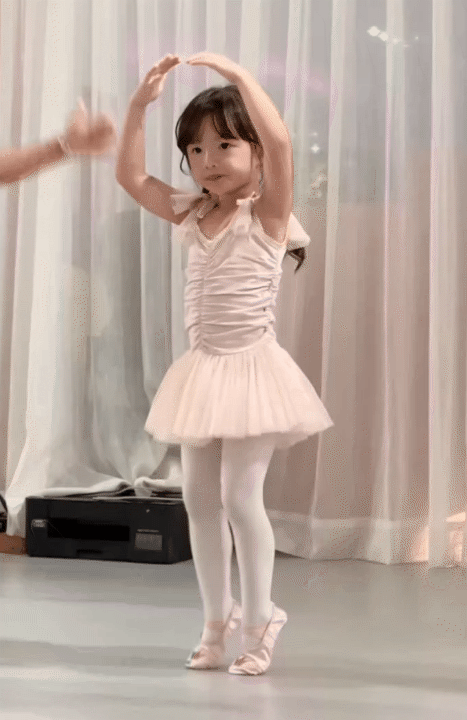 "Trưởng công chúa" Winnie - ái nữ thừa kế tập đoàn: Xinh xắn, học giỏi, hát hay, chơi thể thao đỉnh... thì ra tiểu thuyết không lừa chúng ta- Ảnh 6.