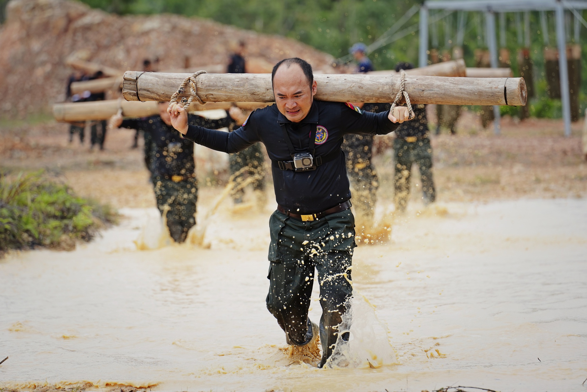 Tập 7 Chiến sĩ quả cảm: Liên Bỉnh Phát rời chương trình vì chấn thương nặng, Binz sốc khi chứng kiến 1 cảnh tượng!- Ảnh 8.