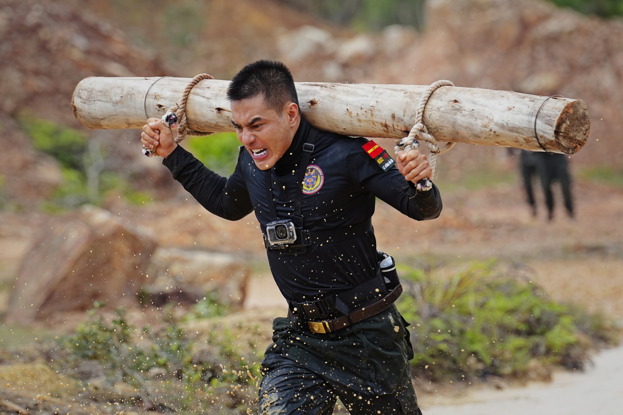 Tập 7 Chiến sĩ quả cảm: Liên Bỉnh Phát rời chương trình vì chấn thương nặng, Binz sốc khi chứng kiến 1 cảnh tượng!- Ảnh 11.