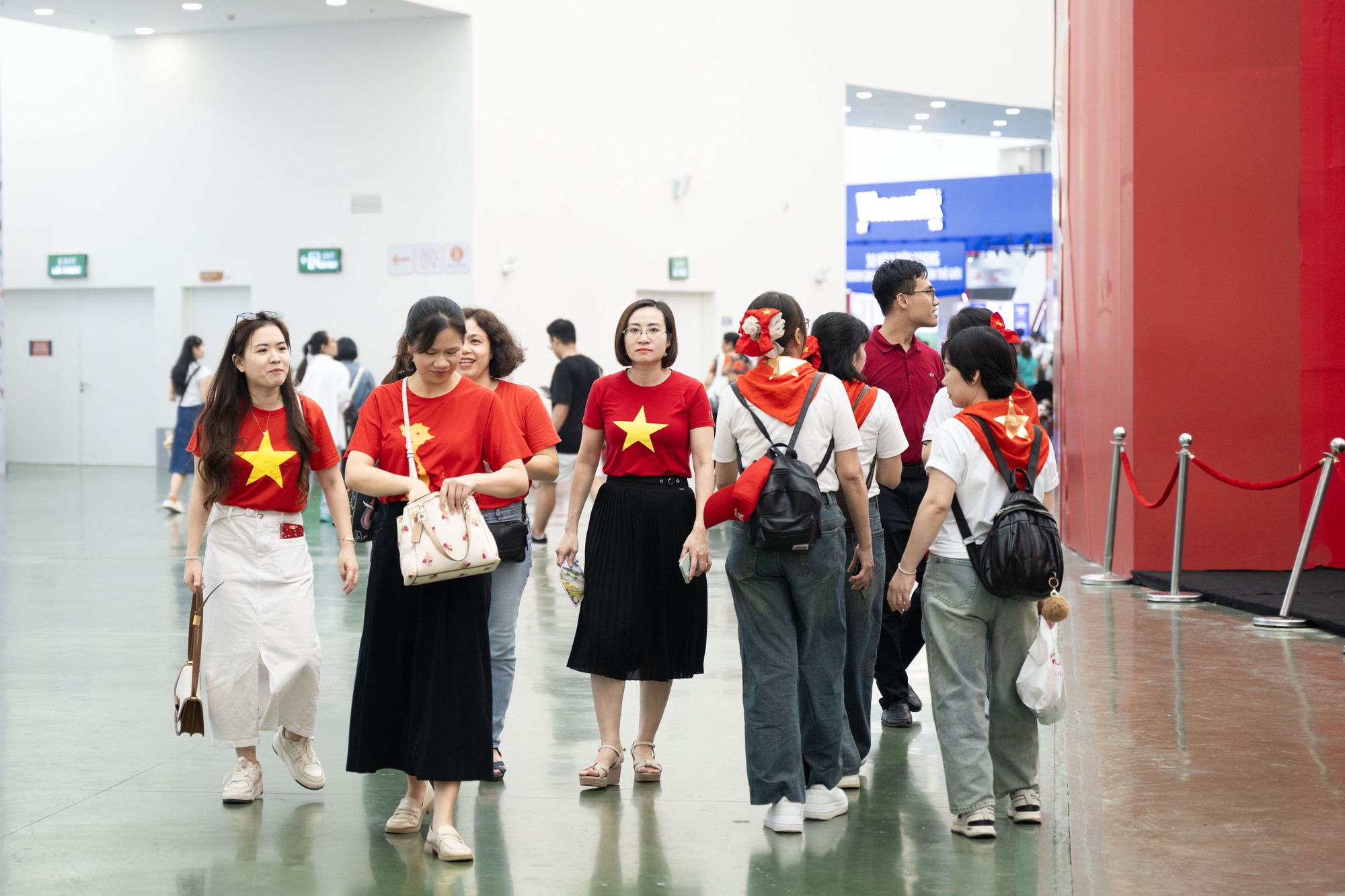 Người Hải Phòng nói gì khi được đưa đón miễn phí đi Triển lãm A80?- Ảnh 5.