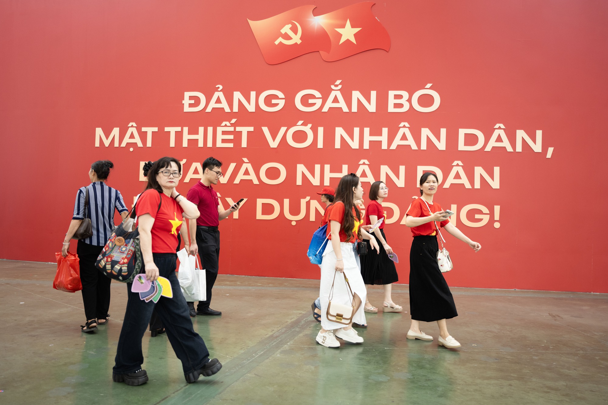 Người Hải Phòng nói gì khi được đưa đón miễn phí đi Triển lãm A80?- Ảnh 2.