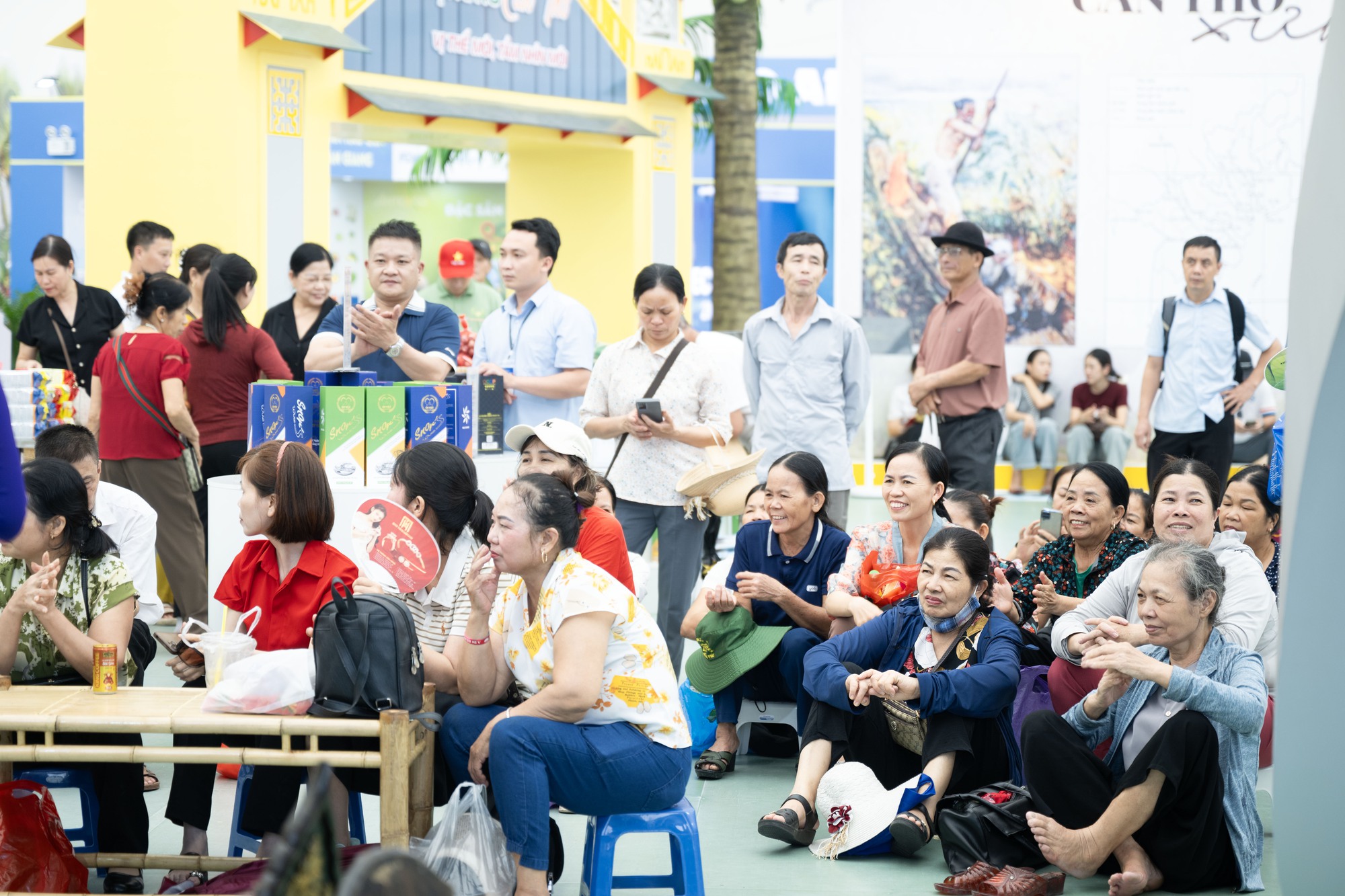 Người Hải Phòng nói gì khi được đưa đón miễn phí đi Triển lãm A80?- Ảnh 4.