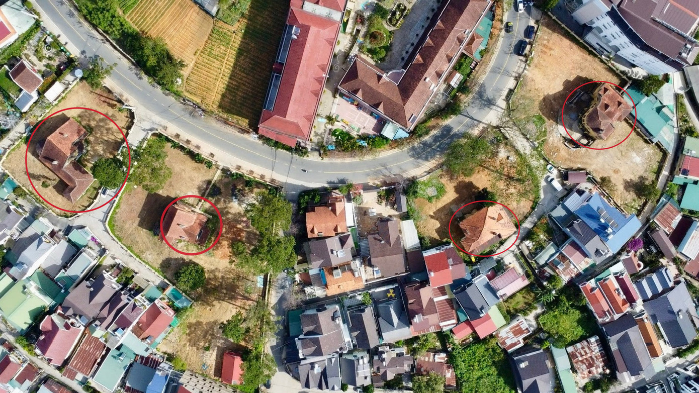 Bên trong biệt thự xuống cấp, người dân nín thở chờ phép sửa- Ảnh 22.
