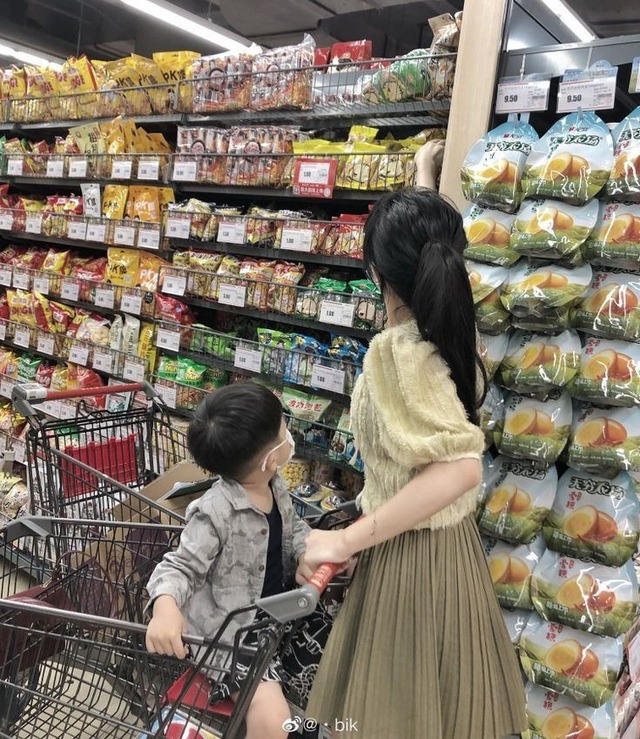 Ngày xưa cầm 20.000 đồng ra chợ còn phải trả giá, giờ tụi con nít chỉ bấm một cái là tiền đã bay- Ảnh 3.
