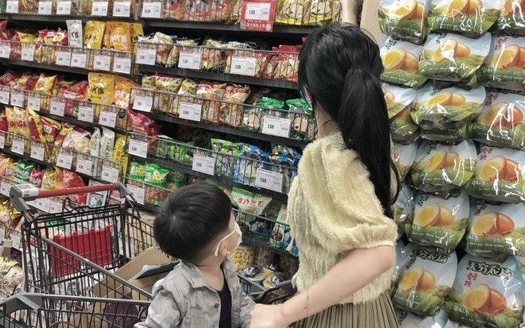 Ngày xưa cầm 20.000 đồng ra chợ còn phải trả giá, giờ tụi con nít chỉ bấm một cái là tiền đã bay- Ảnh 1.