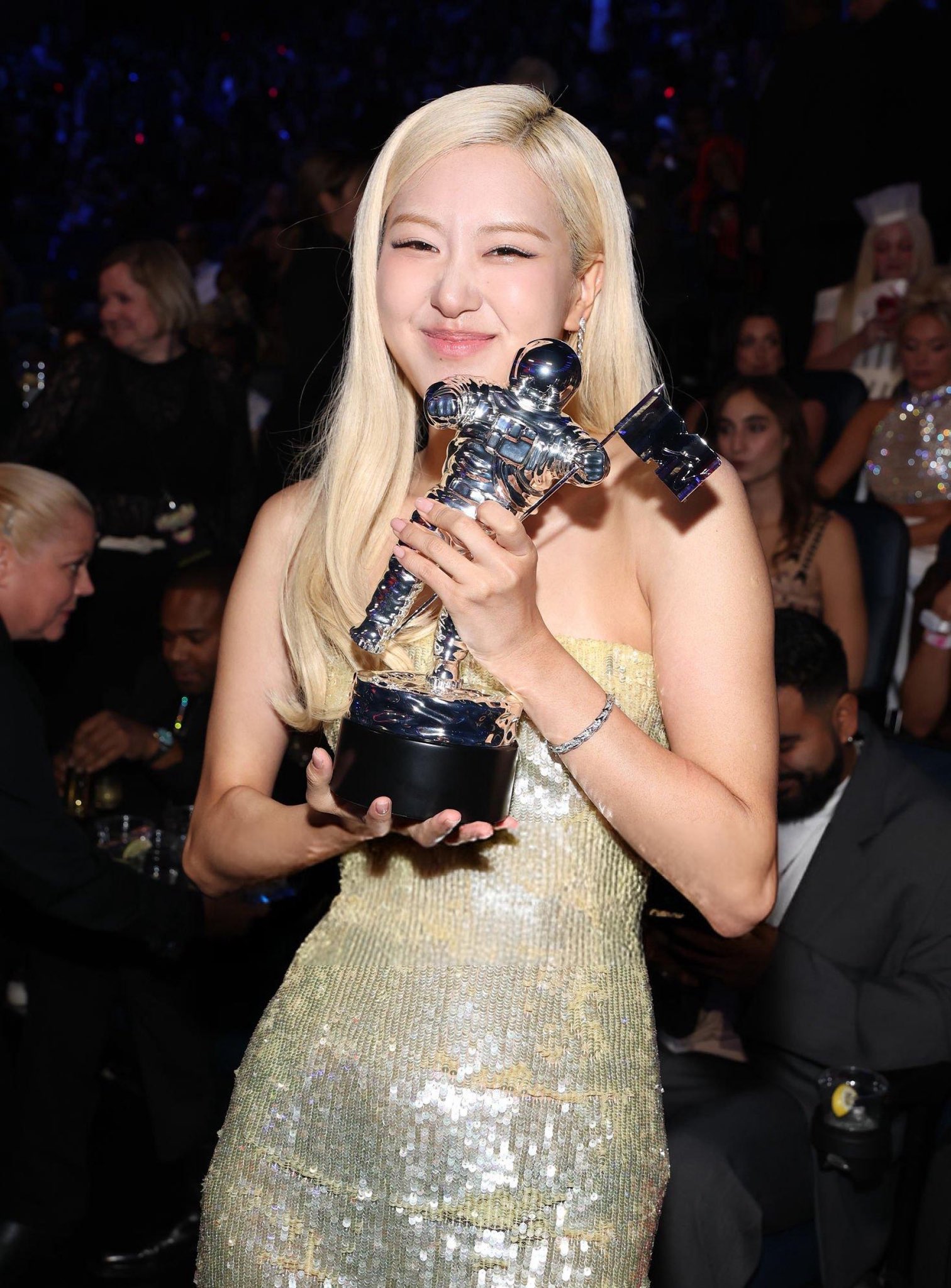 Rosé “căng như dây đàn” ở khoảnh khắc làm nên lịch sử Kpop, cố tình đi trễ VMAs vì biết sẽ thắng giải?- Ảnh 7.