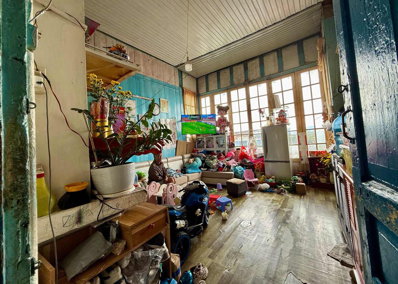 Bên trong biệt thự xuống cấp, người dân nín thở chờ phép sửa- Ảnh 13.