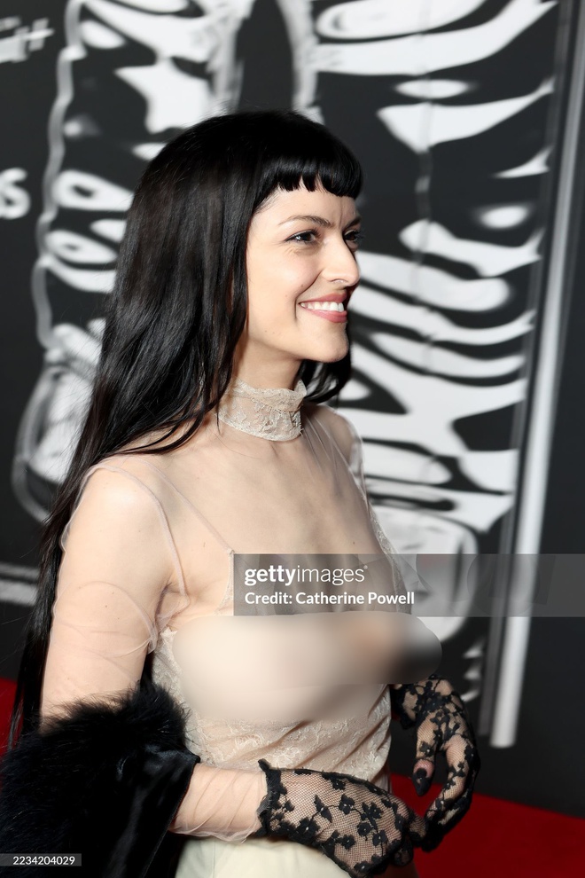 Nữ ca sĩ làm điều ái ngại này trên thảm đỏ VMAs 2025- Ảnh 4.