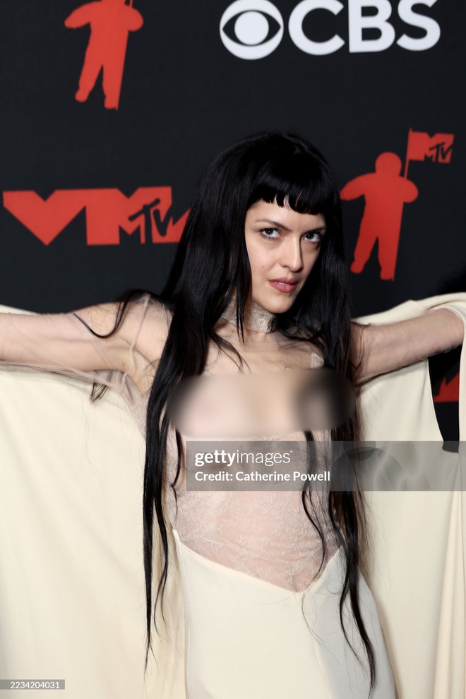 Nữ ca sĩ làm điều ái ngại này trên thảm đỏ VMAs 2025- Ảnh 5.