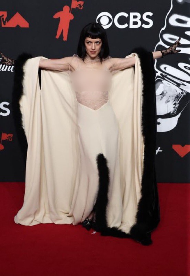 Nữ ca sĩ làm điều ái ngại này trên thảm đỏ VMAs 2025- Ảnh 3.