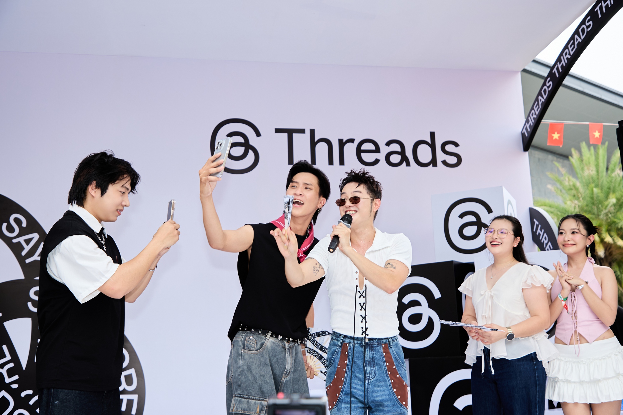Hàng nghìn khán giả đội mưa chụp ảnh cùng Bùi Công Nam trong concert 