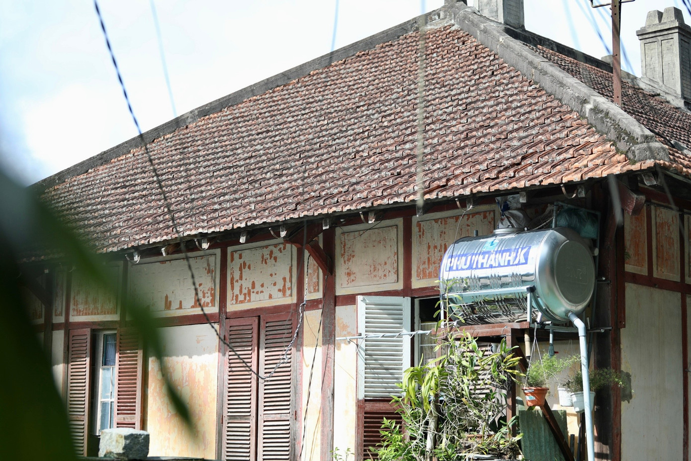 Bên trong biệt thự xuống cấp, người dân nín thở chờ phép sửa- Ảnh 3.