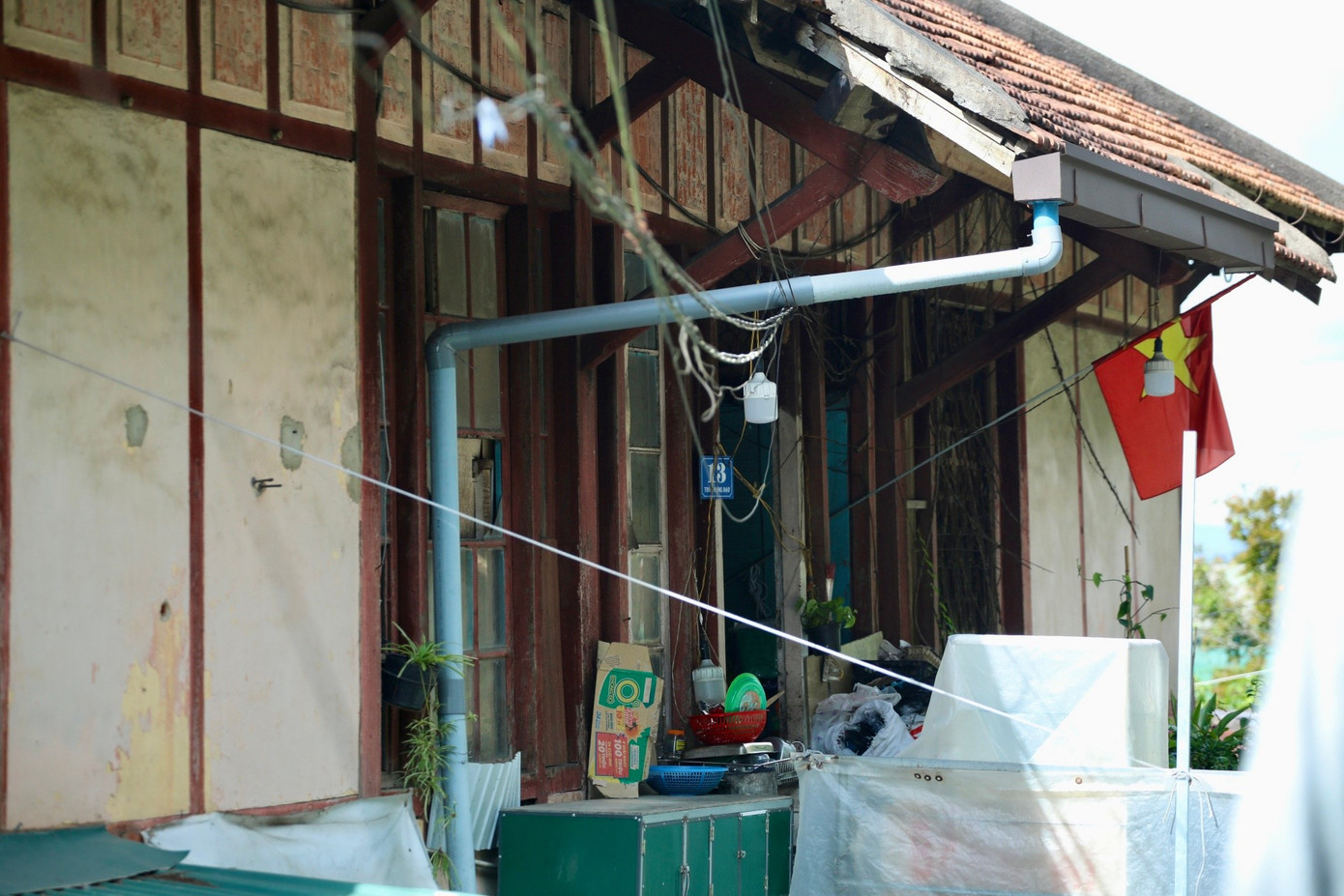 Bên trong biệt thự xuống cấp, người dân nín thở chờ phép sửa- Ảnh 20.