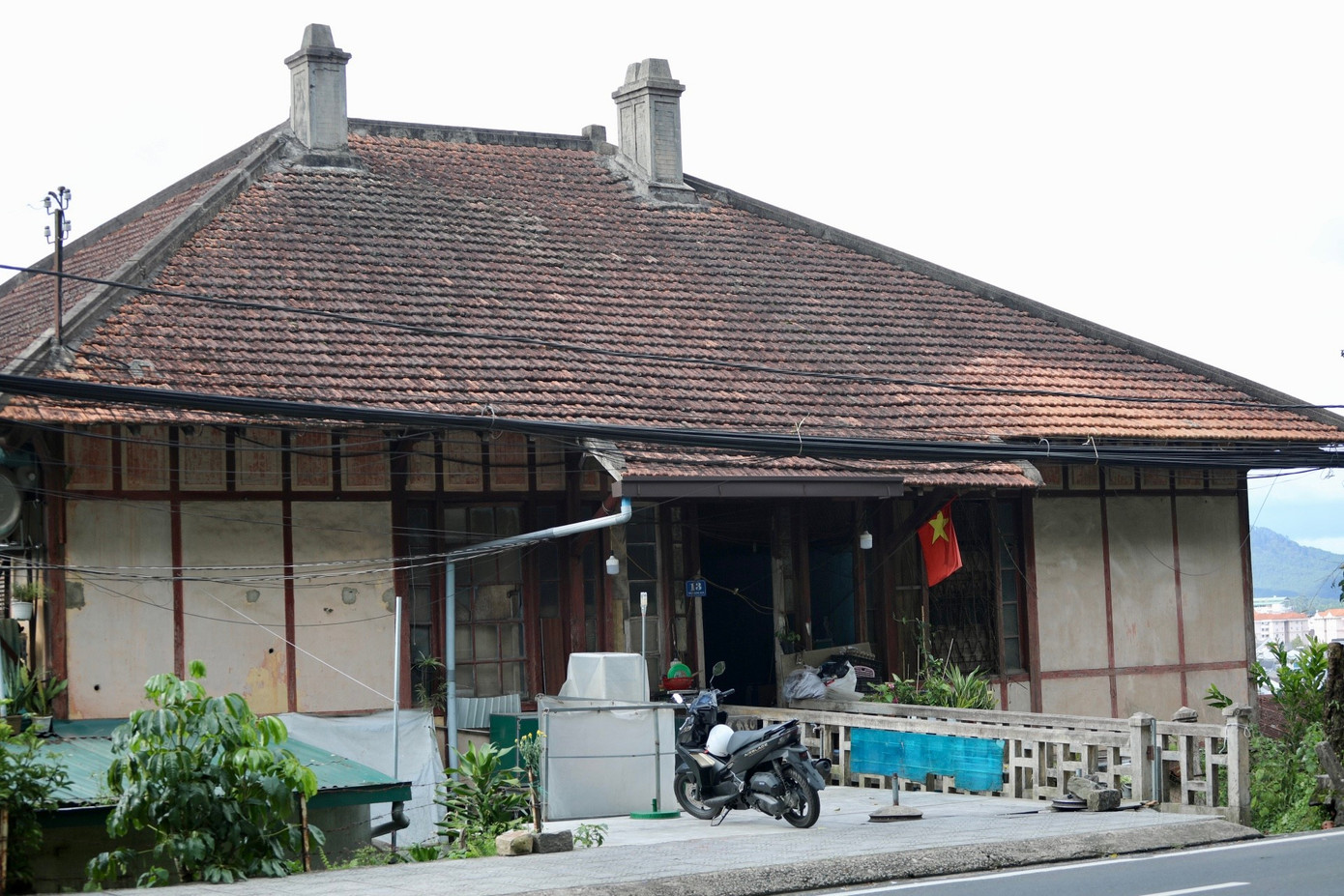 Bên trong biệt thự xuống cấp, người dân nín thở chờ phép sửa- Ảnh 2.