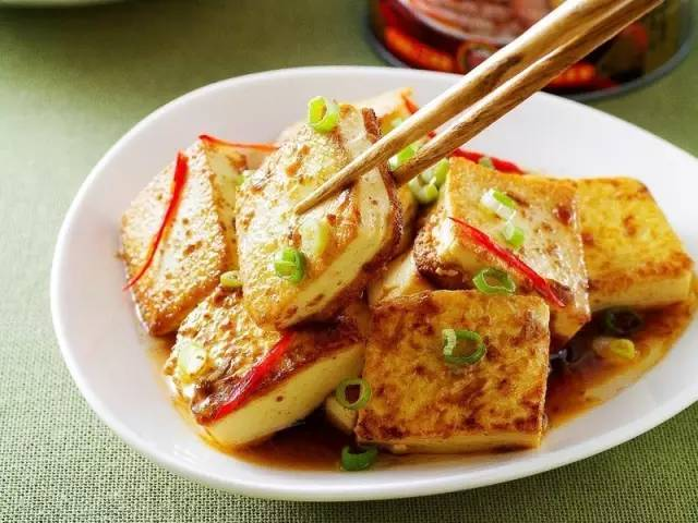 Chủ sạp đậu phụ nói thẳng: 3 loại đậu phụ cho thêm tiền cả nhà tôi cũng chẳng dám ăn- Ảnh 1.