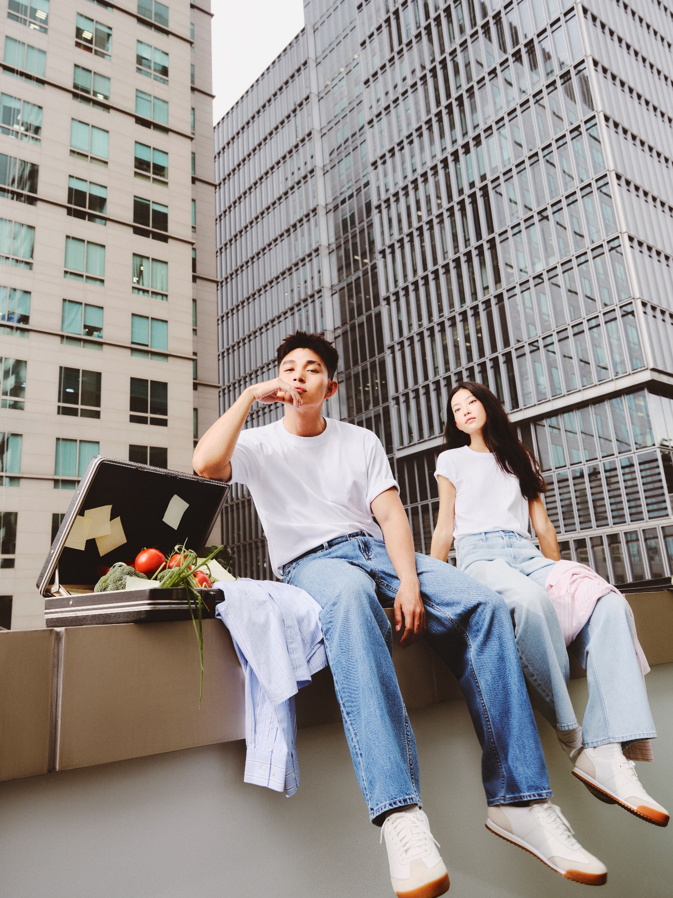 Nhìn Jun Phạm mặc jeans khiến ai cũng muốn sắm ngay một chiếc!- Ảnh 1.