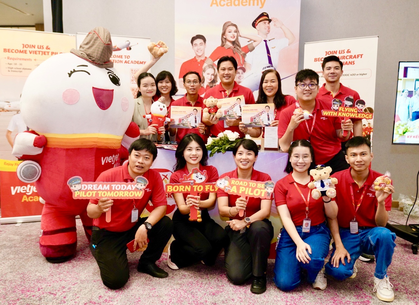 Vietjet chào đón gần 1.000 ứng viên tài năng tại Vietjet Sky Career Day 2025- Ảnh 14.