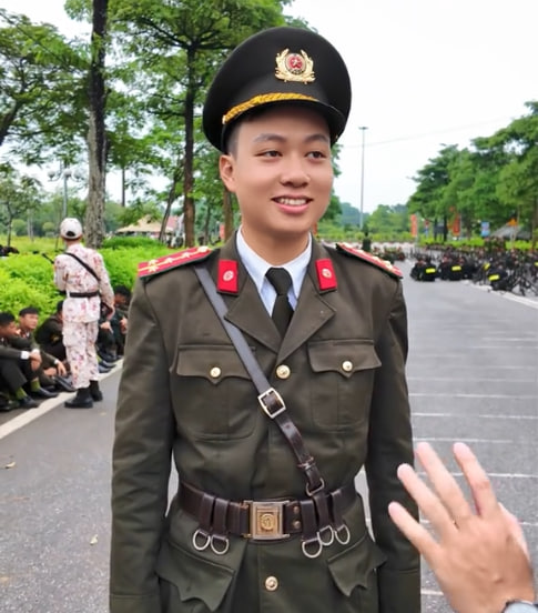 Nam sinh trong đội hình diễu binh được VTV phỏng vấn gây sốt: Đẹp trai chỉ là phụ, profile học vấn mới thực sự khủng khiếp!- Ảnh 2.