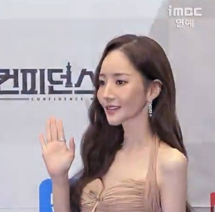 Không thể cứu nổi Park Min Young!- Ảnh 6. Không thể cứu nổi Park Min Young!- Ảnh 6.