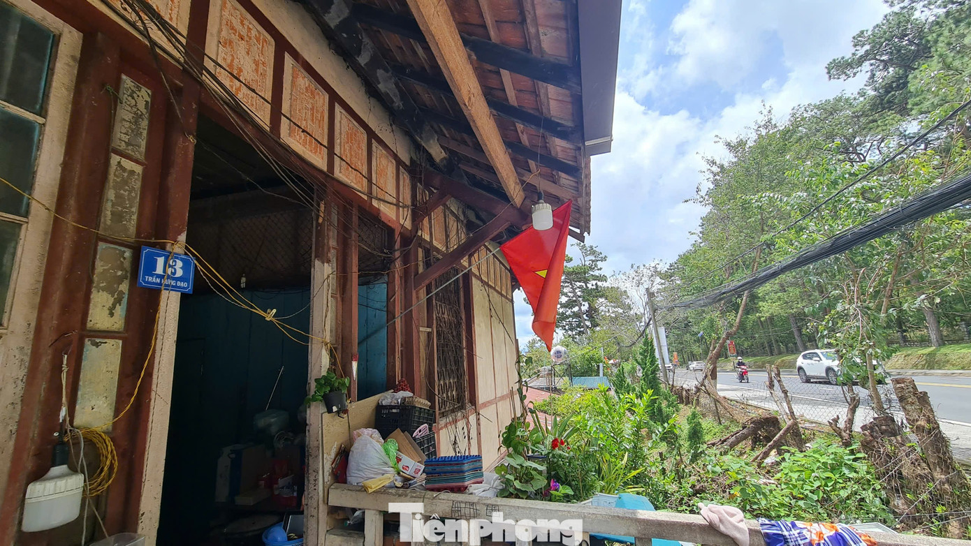 Bên trong biệt thự xuống cấp, người dân nín thở chờ phép sửa- Ảnh 4.