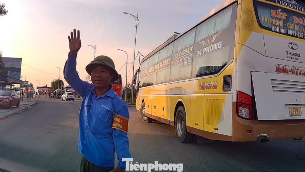 Xôn xao việc hàng trăm khách bị từ chối lên phà rời đảo Cát Bà- Ảnh 1.