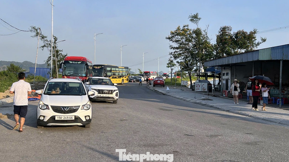 Xôn xao việc hàng trăm khách bị từ chối lên phà rời đảo Cát Bà- Ảnh 4.