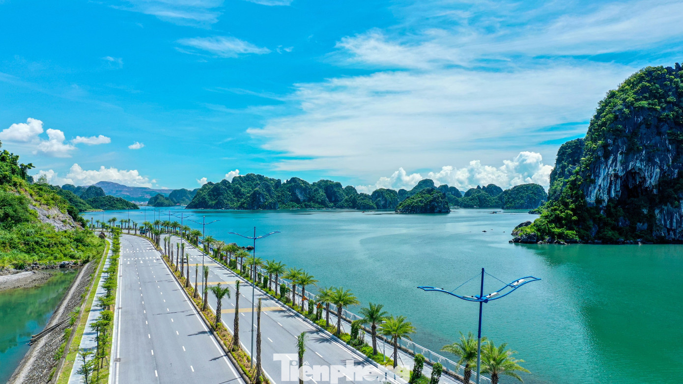 Ngắm vịnh Bái Tử Long từ tuyến đường bao biển đẹp nhất Việt Nam- Ảnh 1.