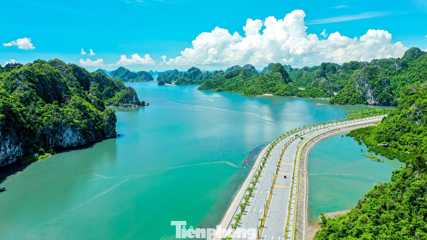 Ngắm vịnh Bái Tử Long từ tuyến đường bao biển đẹp nhất Việt Nam- Ảnh 2.