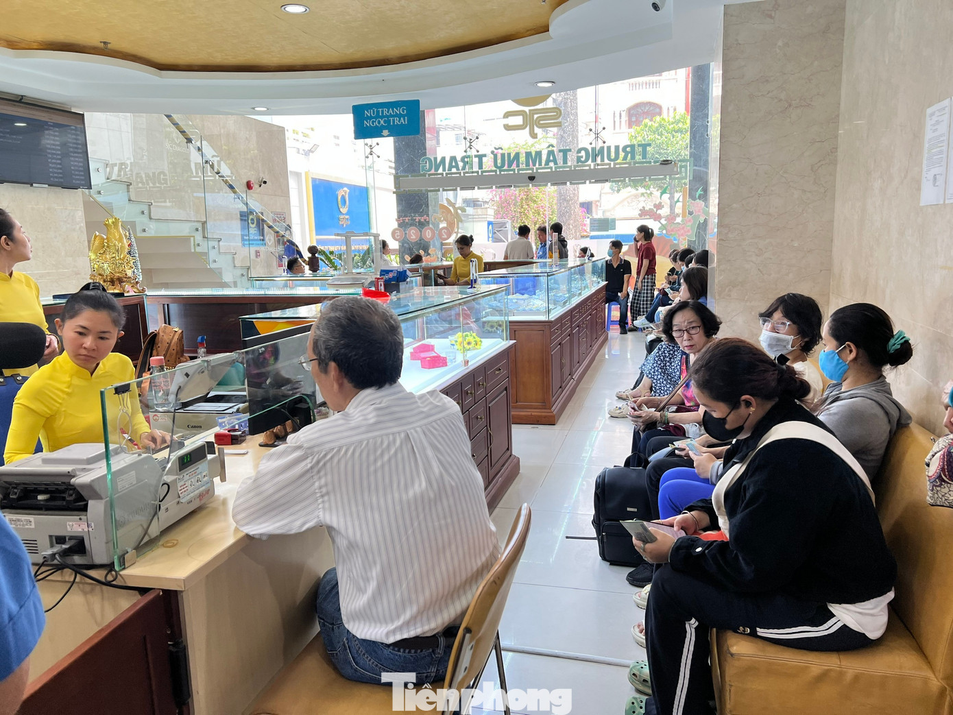 Khuyến cáo việc người dân xếp hàng mua vàng- Ảnh 2.