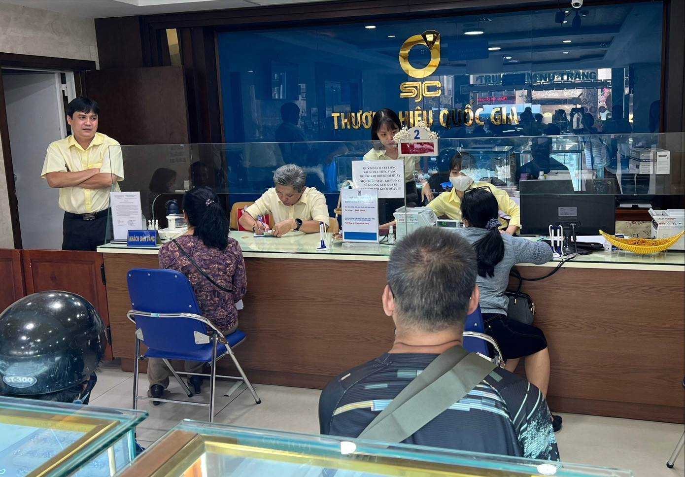Khuyến cáo việc người dân xếp hàng mua vàng- Ảnh 1.