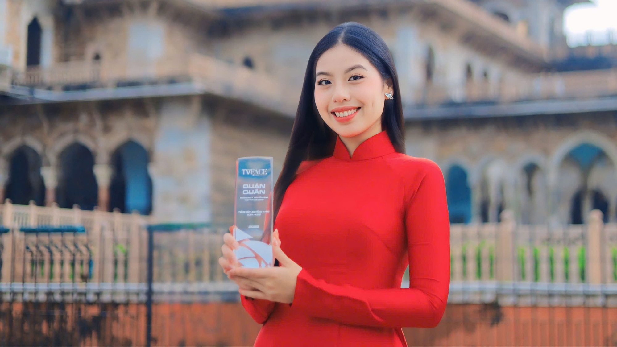Quán quân Gương mặt truyền hình 2025 dẫn tiếng Anh lưu loát cho cuộc thi sắc đẹp tại Ấn Độ- Ảnh 1.