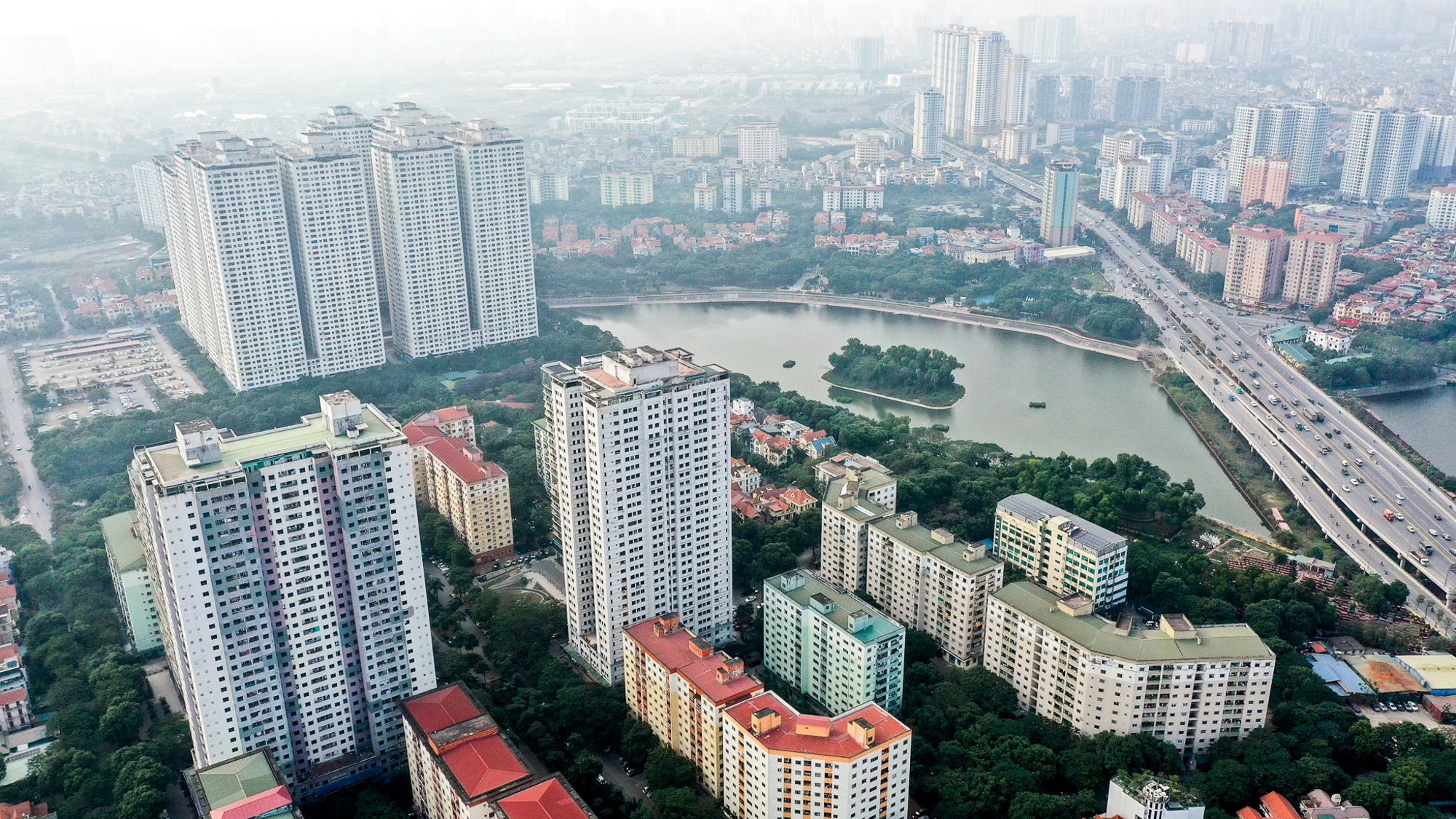 Chung cư có tường bong tróc, thi thoảng thang máy lại hỏng, thiếu nước...có giá tăng gấp 3 lần, hở ra là cháy hàng- Ảnh 1.