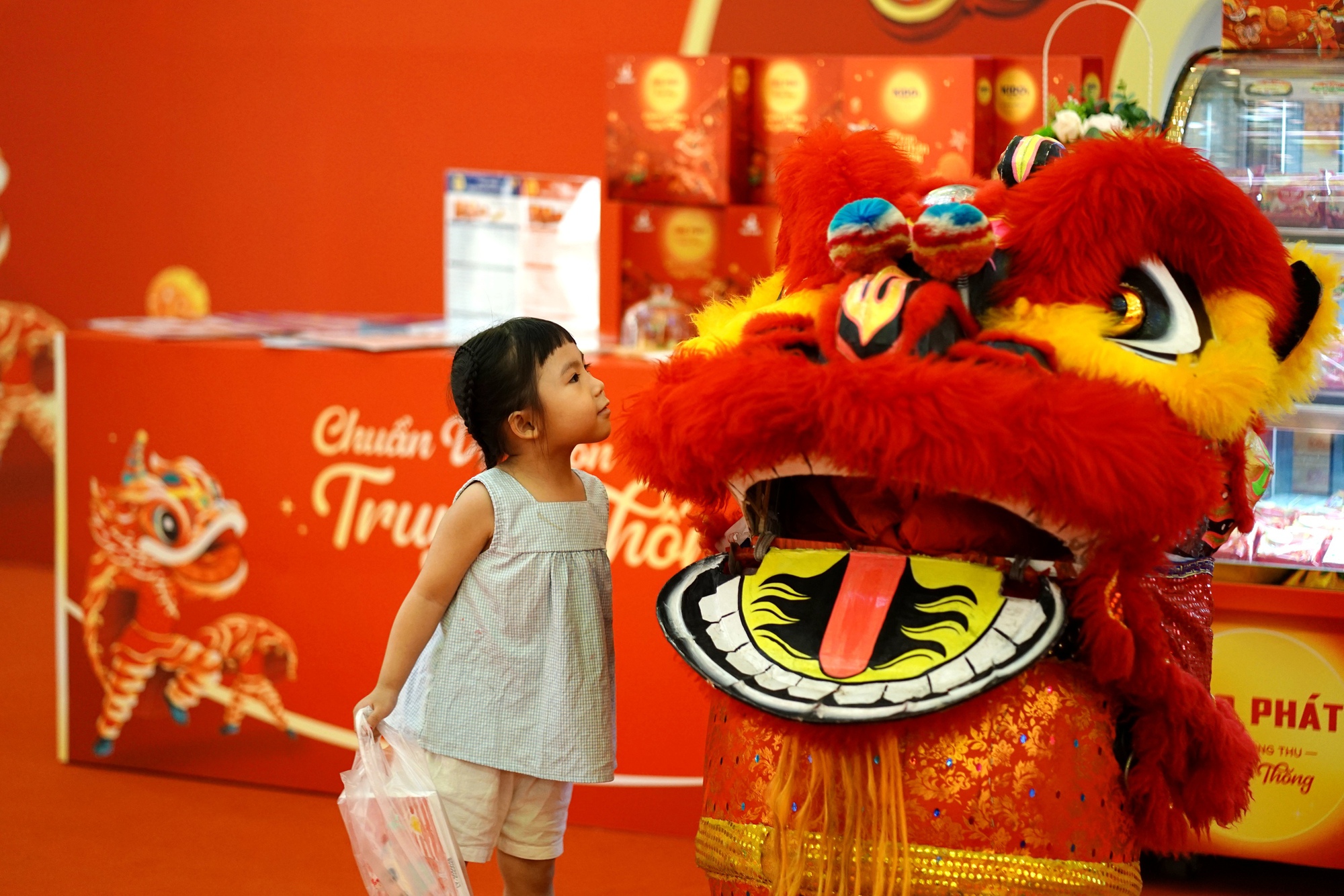 Vạn Hạnh Mall bất ngờ tổ chức Trung thu sớm, múa lân rộn ràng cùng loạt hoạt động khiến khách 