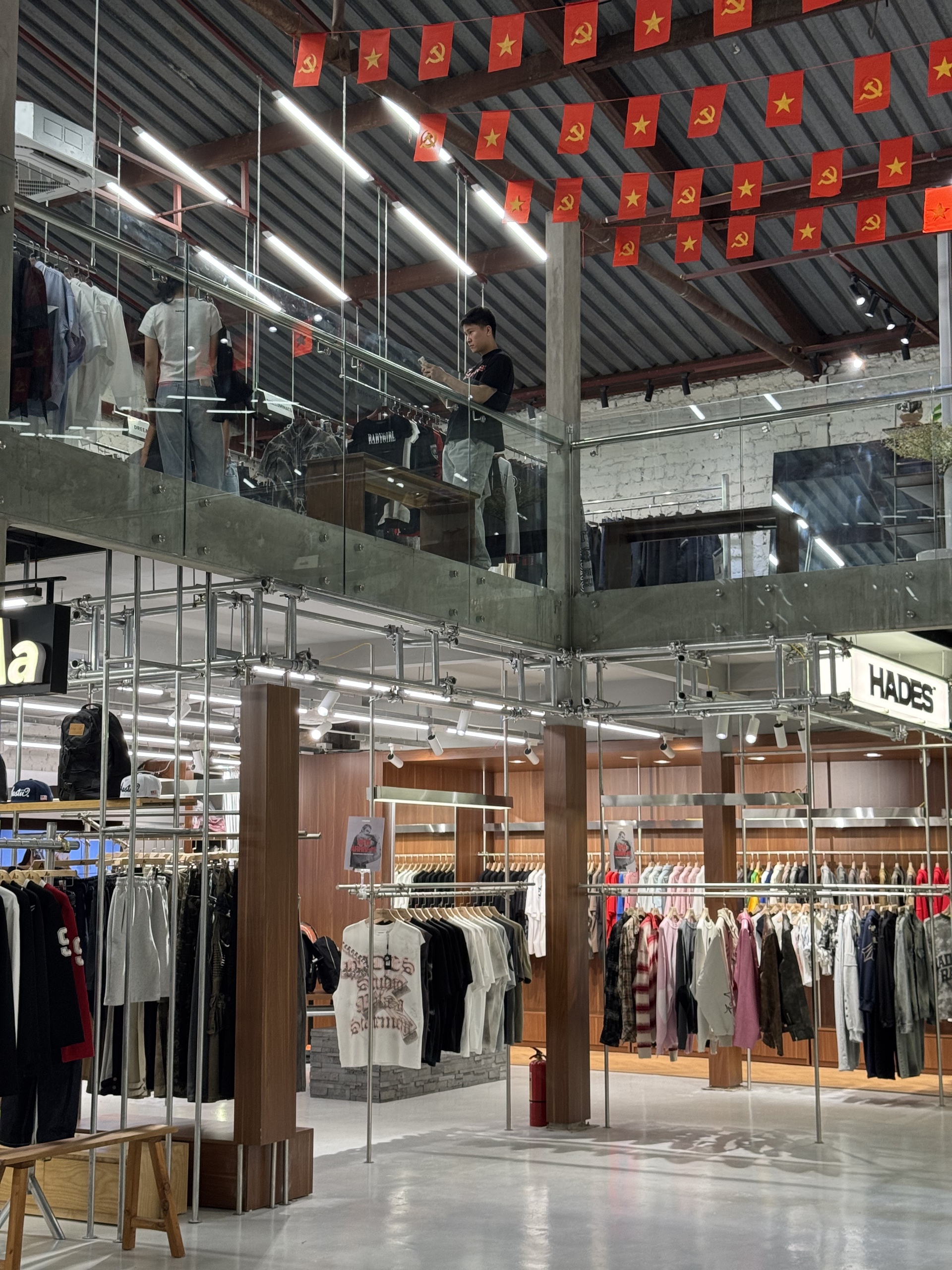 Review tổ hợp thời trang mới toanh, hot 100 độ ở Hà Nội: Rộng 700m2, 30 local brand đổ bộ, vào không muốn đi ra!- Ảnh 2.